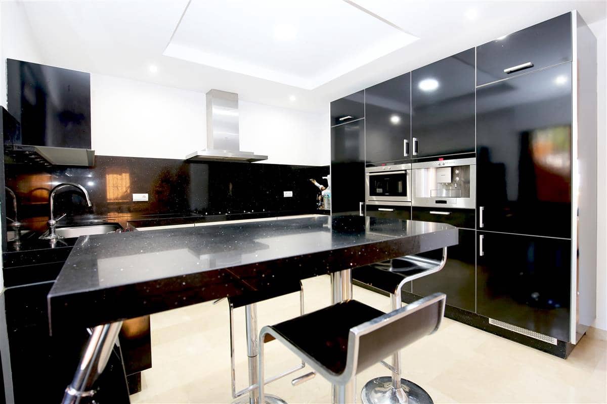 3 soveværelse Byhus til leje i Estepona med swimmingpool - € 3.000 (Ref: 9191587)