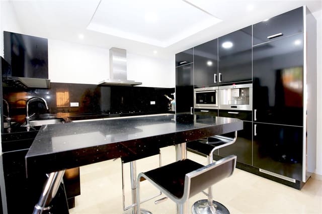 3 sypialnia Dom do wynajęcia w Estepona z basenem - 3 000 € (Ref: 9191587)