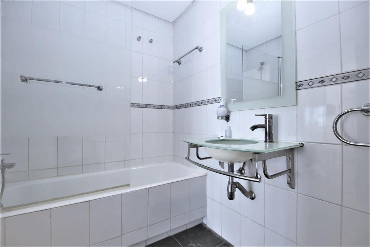 2 makuuhuone Asunto myytävänä paikassa Estepona mukana uima-altaan - 449 000 € (Ref: 9716595)