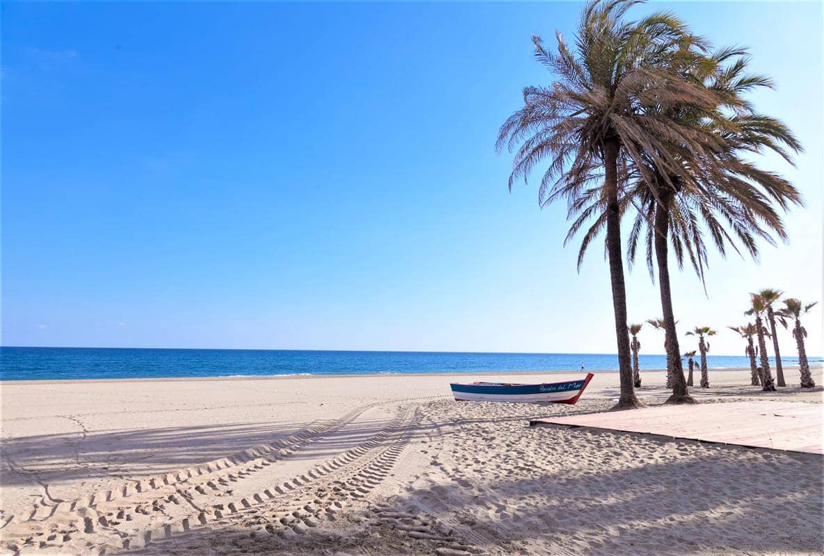 2 makuuhuone Asunto myytävänä paikassa Estepona mukana uima-altaan - 449 000 € (Ref: 9716595)