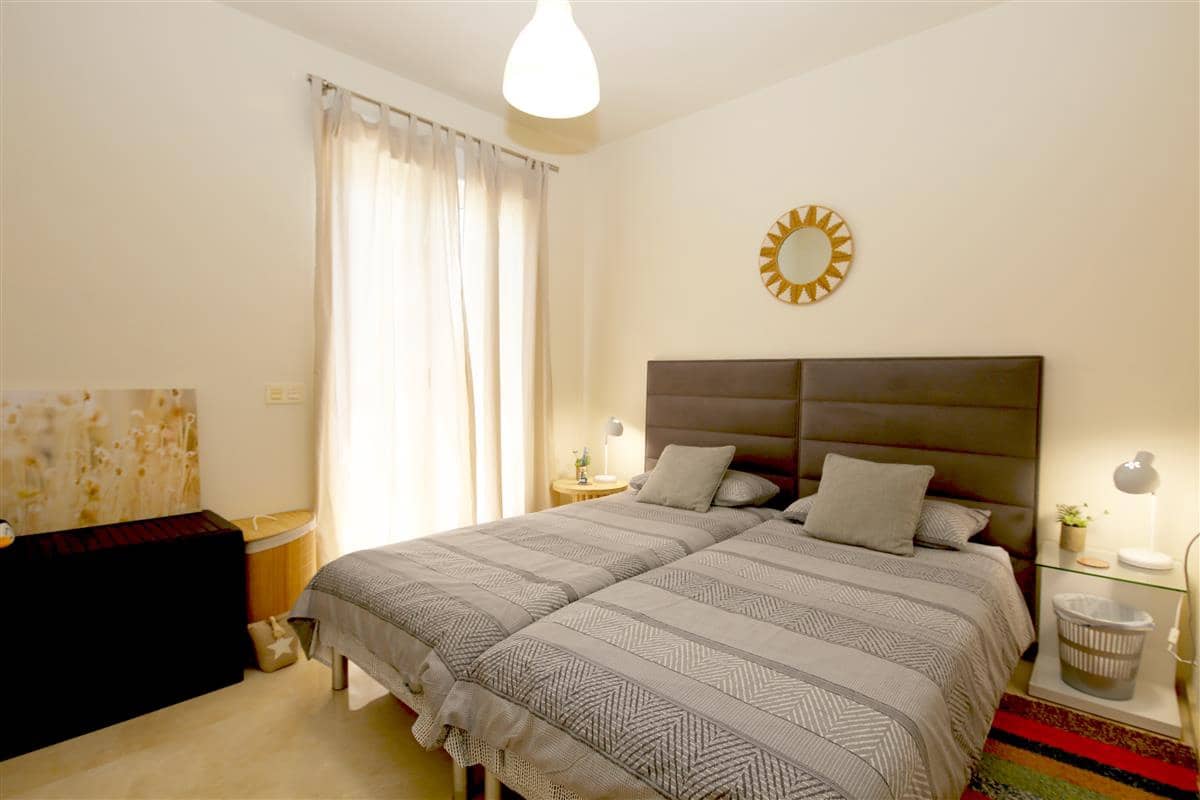 2 soverom Penthouse til salgs i Estepona med svømmebasseng garasje - € 299 950 (Ref: 9848056)
