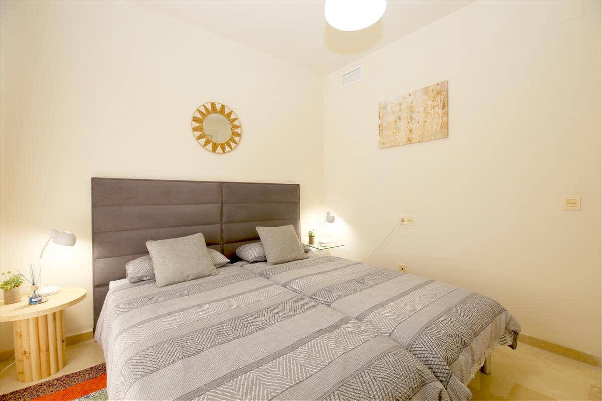 2 soverom Penthouse til salgs i Estepona med svømmebasseng garasje - € 299 950 (Ref: 9848056)