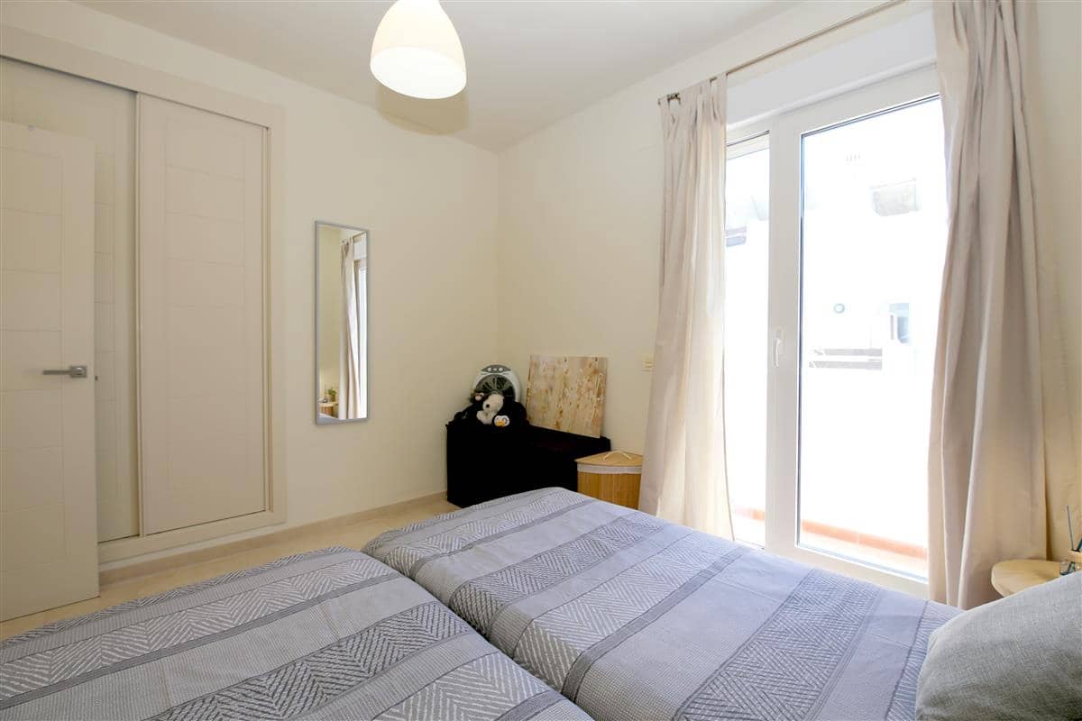 2 soverom Penthouse til salgs i Estepona med svømmebasseng garasje - € 299 950 (Ref: 9848056)