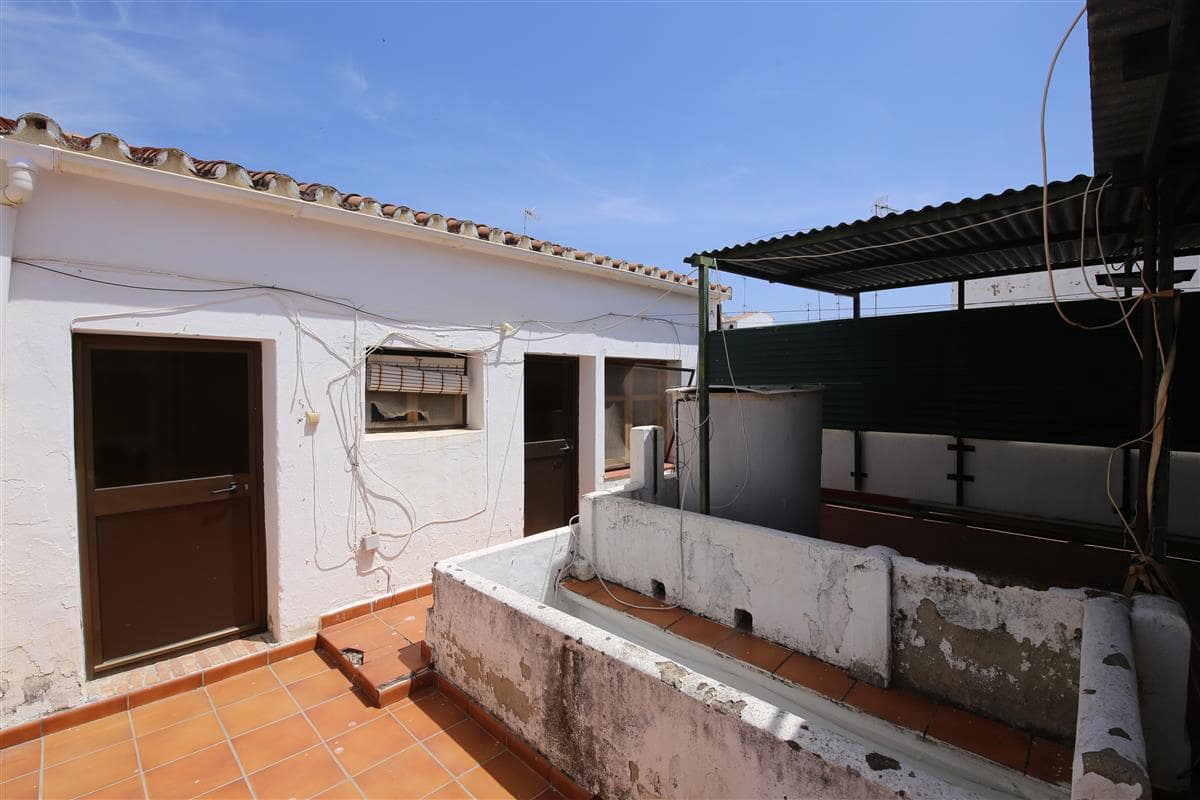 9 slaapkamer Huis te koop in Estepona met garage - € 690.000 (Ref: 9922819)
