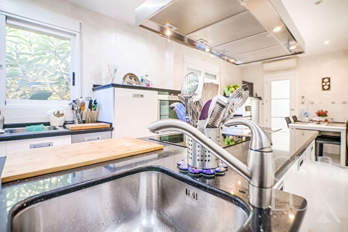 5 bedroom Villa for sale in Alfaz del Pi / L'Alfas del Pi - € 2,450,000 (Ref: 7124258)