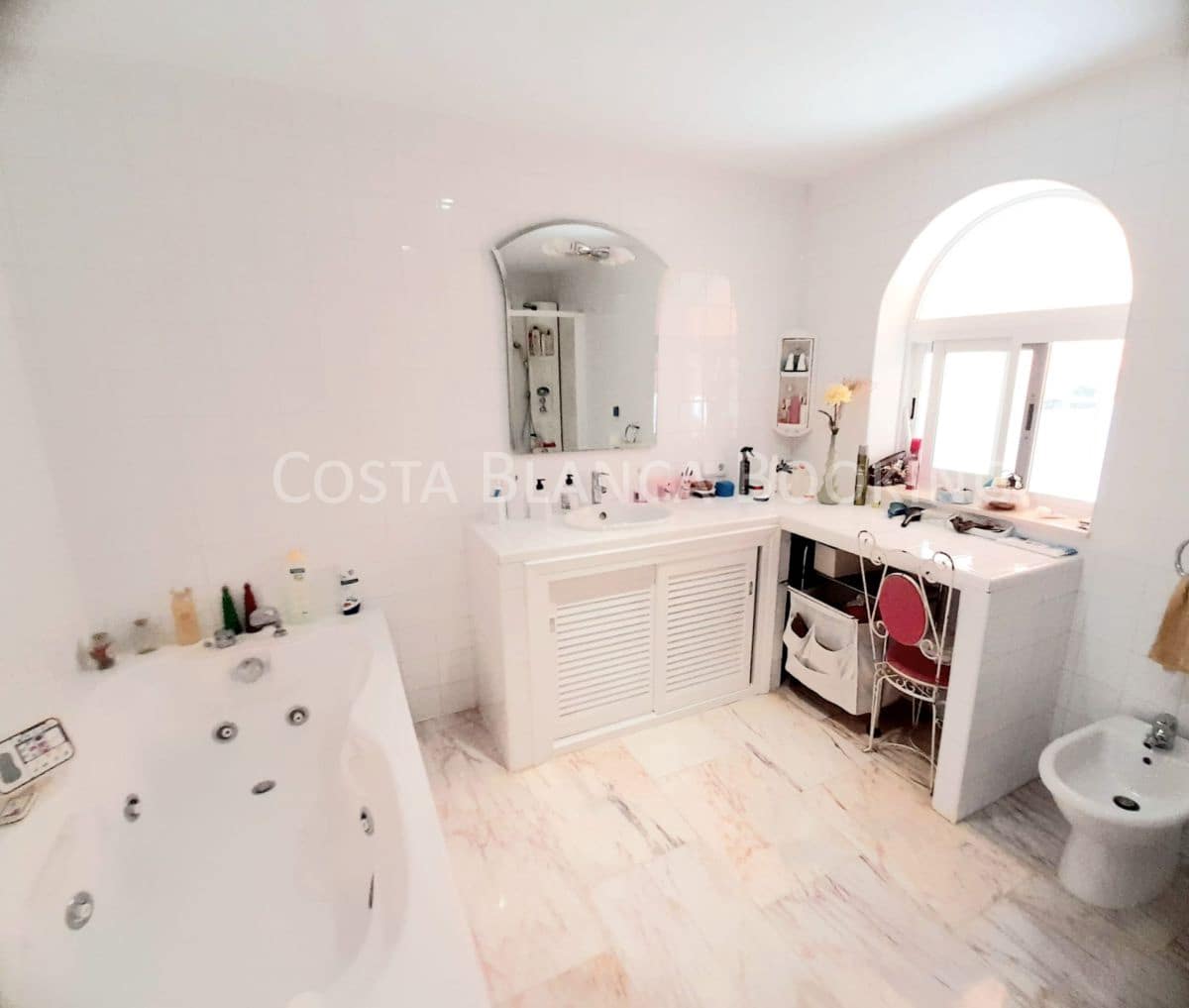 4 bedroom Villa for sale in Albir - € 649,000 (Ref: 8996929)