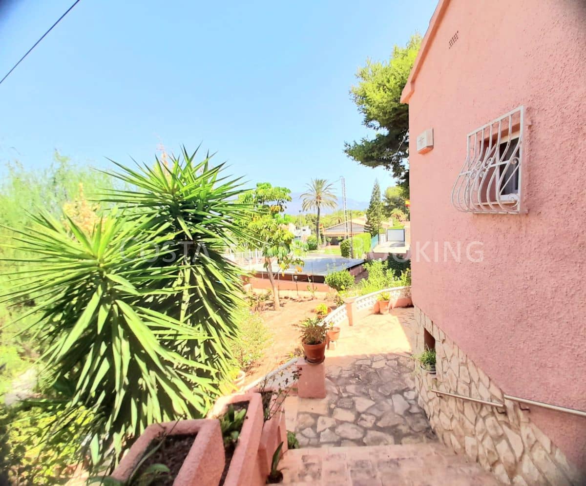 4 bedroom Villa for sale in Albir - € 649,000 (Ref: 8996929)