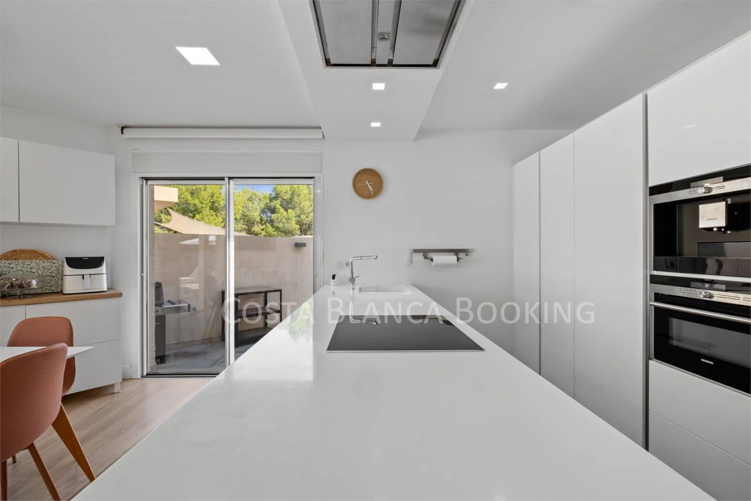 4 bedroom Villa for sale in Alfaz del Pi / L'Alfas del Pi - € 599,000 (Ref: 8996932)