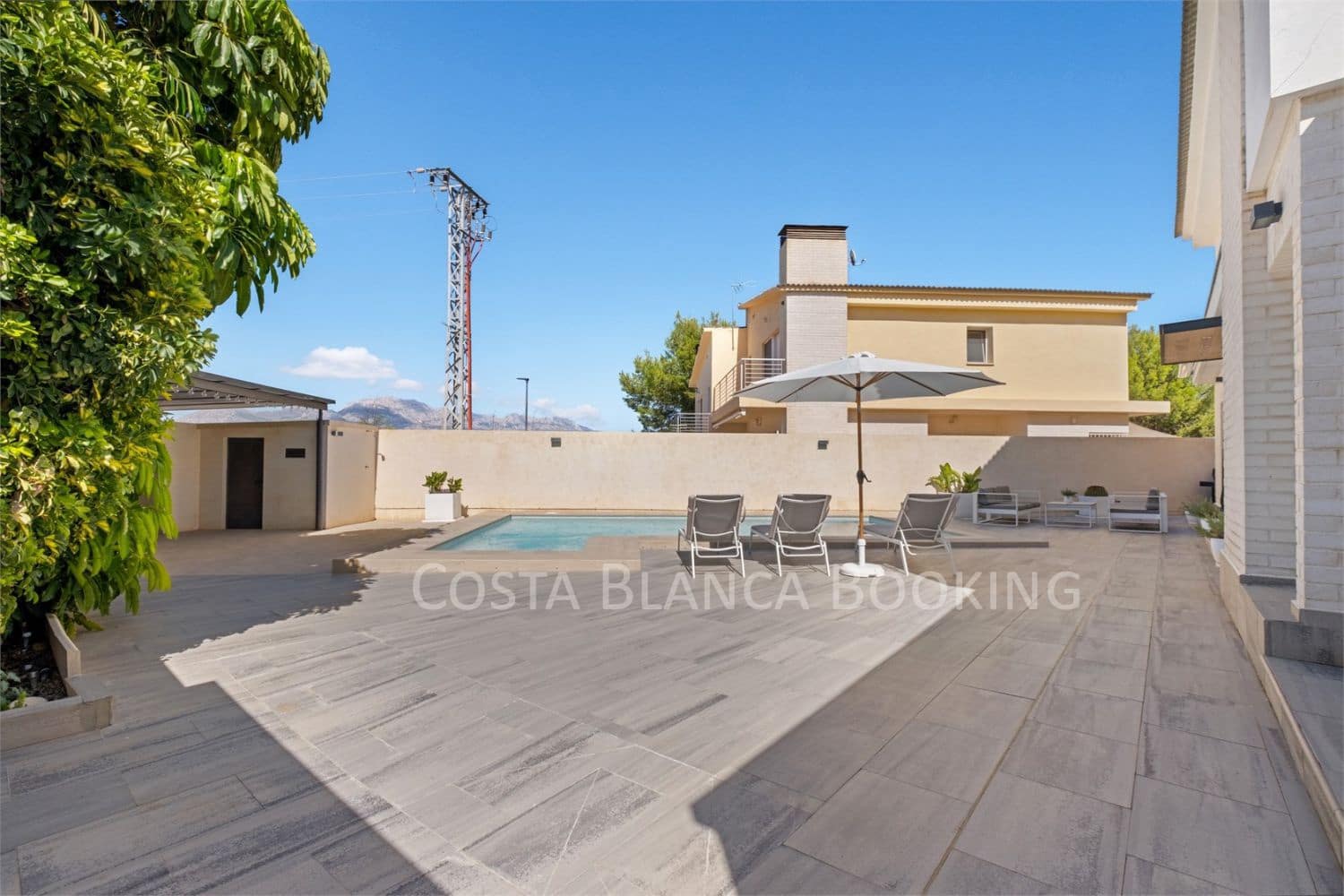 4 bedroom Villa for sale in Alfaz del Pi / L'Alfas del Pi - € 599,000 (Ref: 8996932)