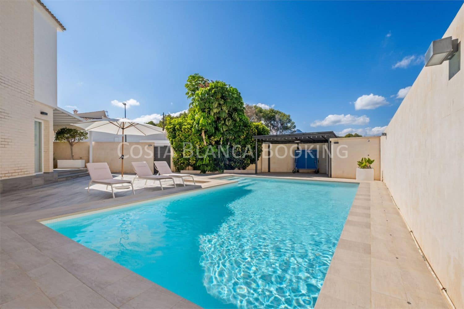 4 bedroom Villa for sale in Alfaz del Pi / L'Alfas del Pi - € 599,000 (Ref: 8996932)