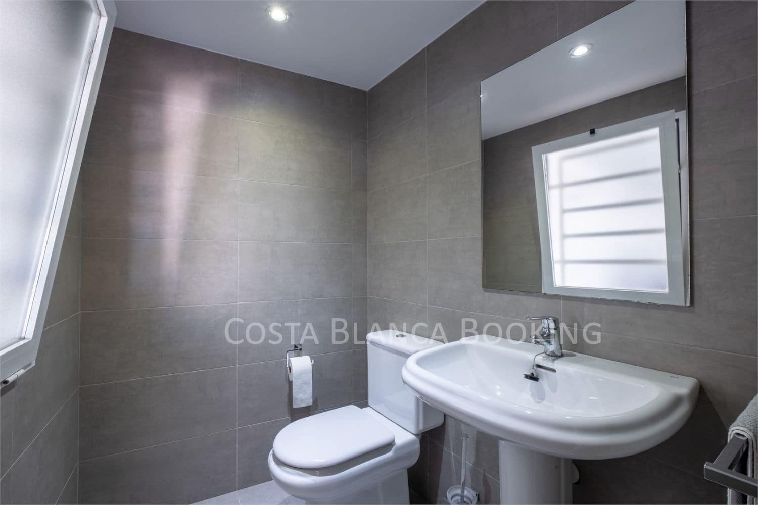 4 bedroom Villa for sale in Alfaz del Pi / L'Alfas del Pi - € 599,000 (Ref: 8996932)