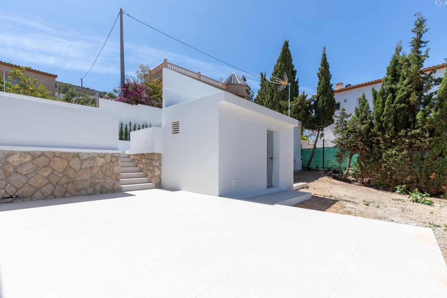 5 bedroom Villa for sale in Albir with garage - € 795,000 (Ref: 8996934)