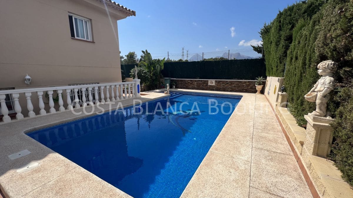 Chalet de 3 habitaciones en La Nucia en venta con garaje - 530.000 € (Ref: 8996947)