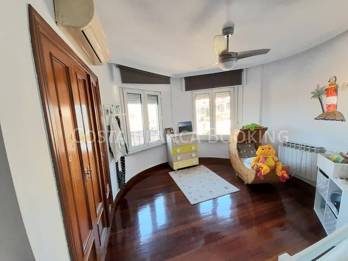 5 bedroom Villa for sale in Albir with garage - € 520,000 (Ref: 8996948)