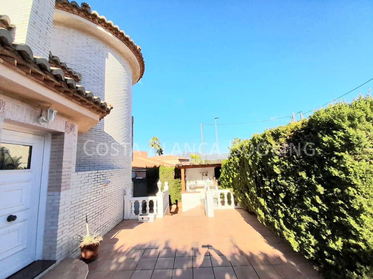 5 bedroom Villa for sale in Albir with garage - € 520,000 (Ref: 8996948)