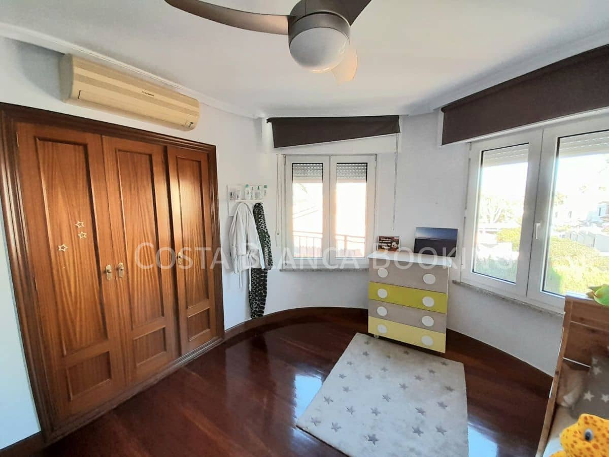 5 bedroom Villa for sale in Albir with garage - € 520,000 (Ref: 8996948)