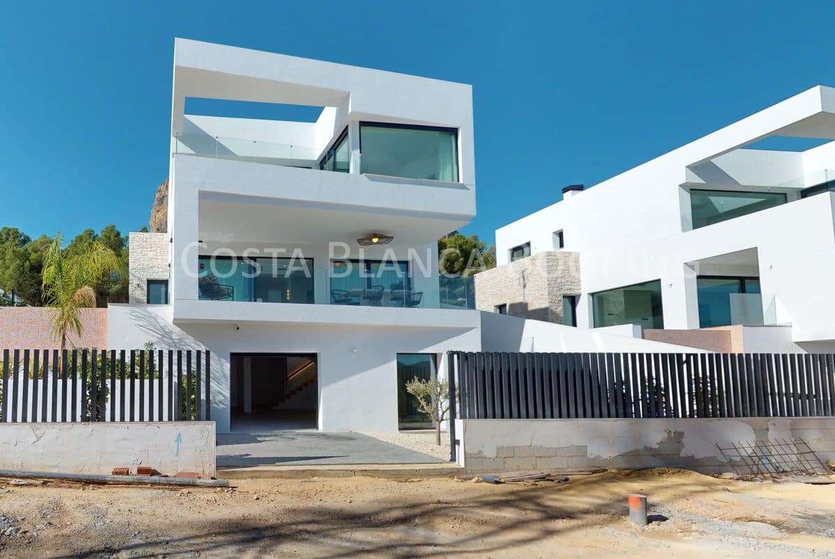 3 bedroom Villa for sale in Polop with garage - € 740,000 (Ref: 8996961)