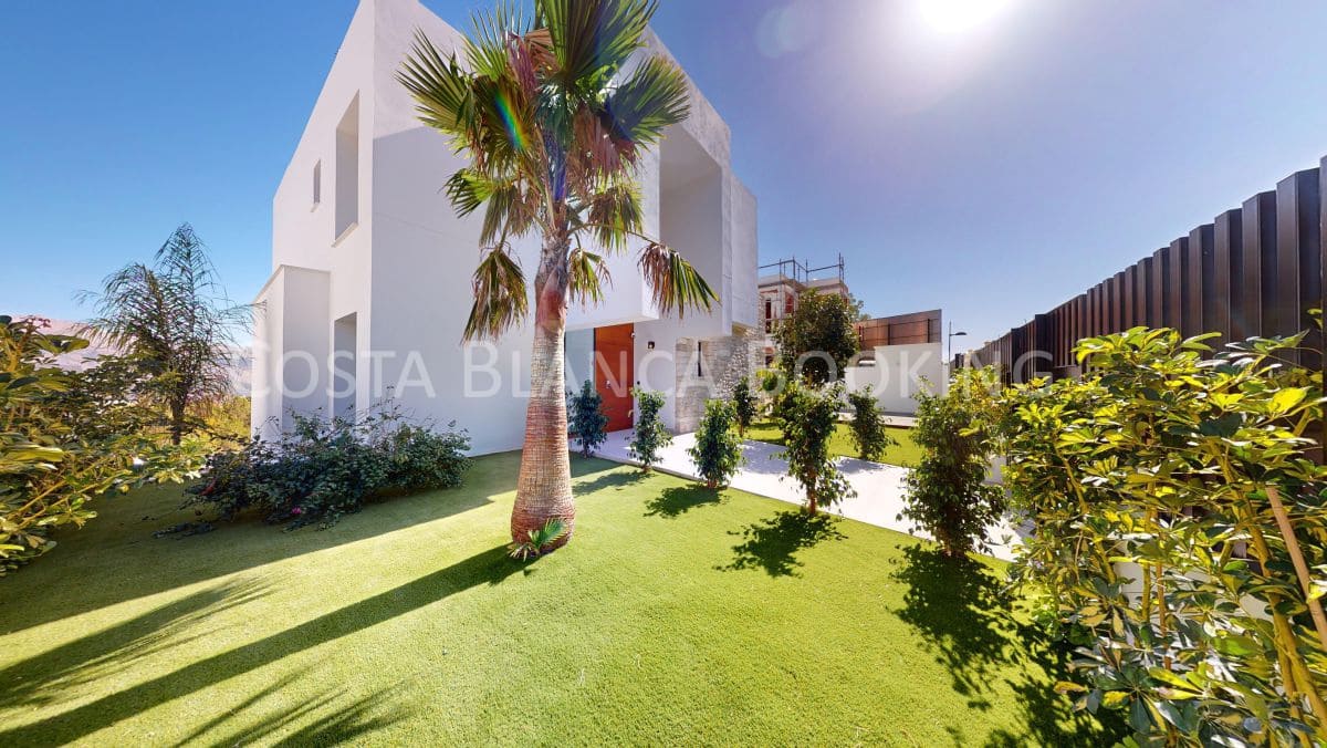 3 bedroom Villa for sale in Polop with garage - € 740,000 (Ref: 8996961)