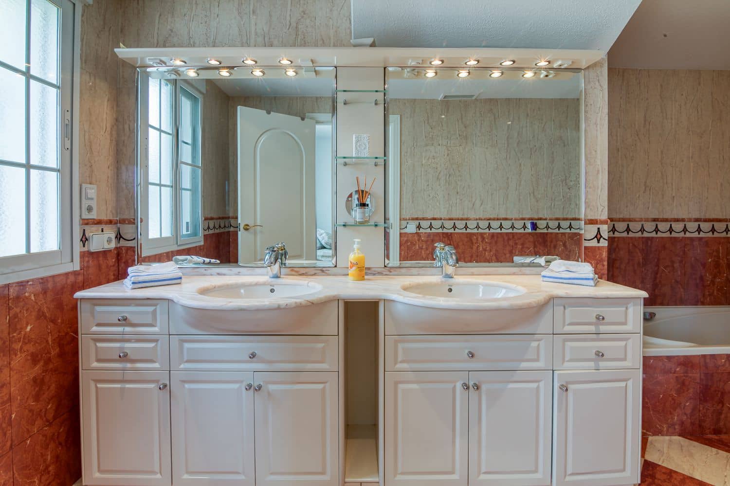 4 bedroom Villa for sale in Alfaz del Pi / L'Alfas del Pi with garage - € 1,200,000 (Ref: 9001910)