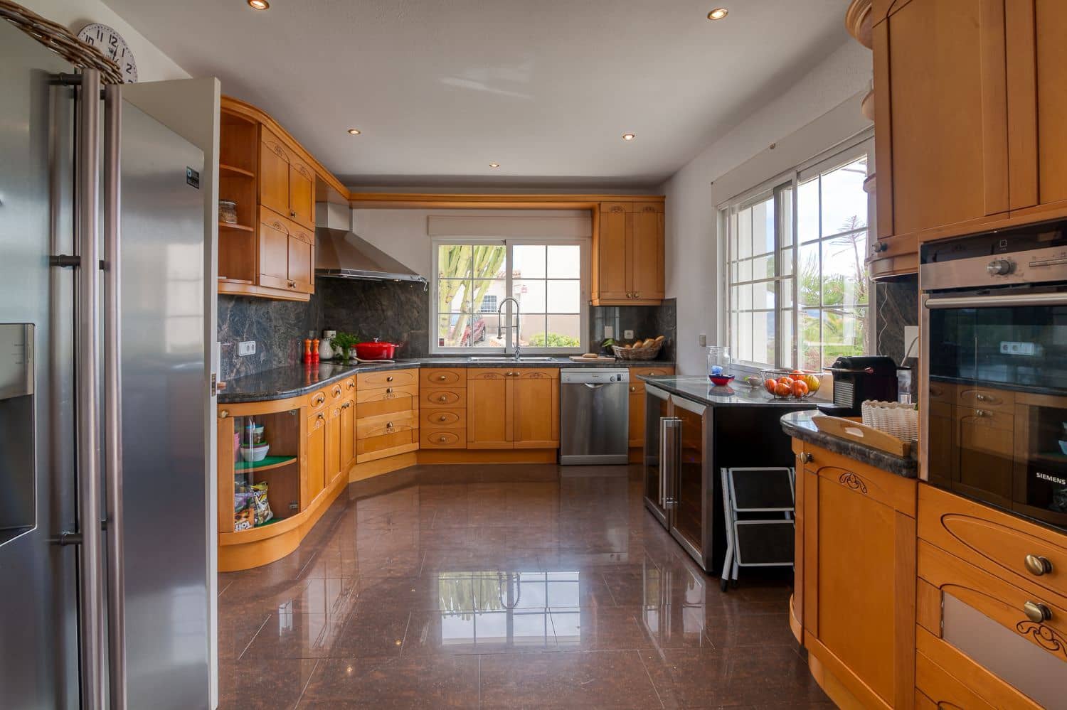 4 bedroom Villa for sale in Alfaz del Pi / L'Alfas del Pi with garage - € 1,200,000 (Ref: 9001910)