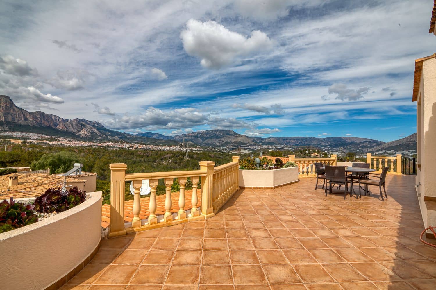 4 bedroom Villa for sale in Alfaz del Pi / L'Alfas del Pi with garage - € 1,200,000 (Ref: 9001910)