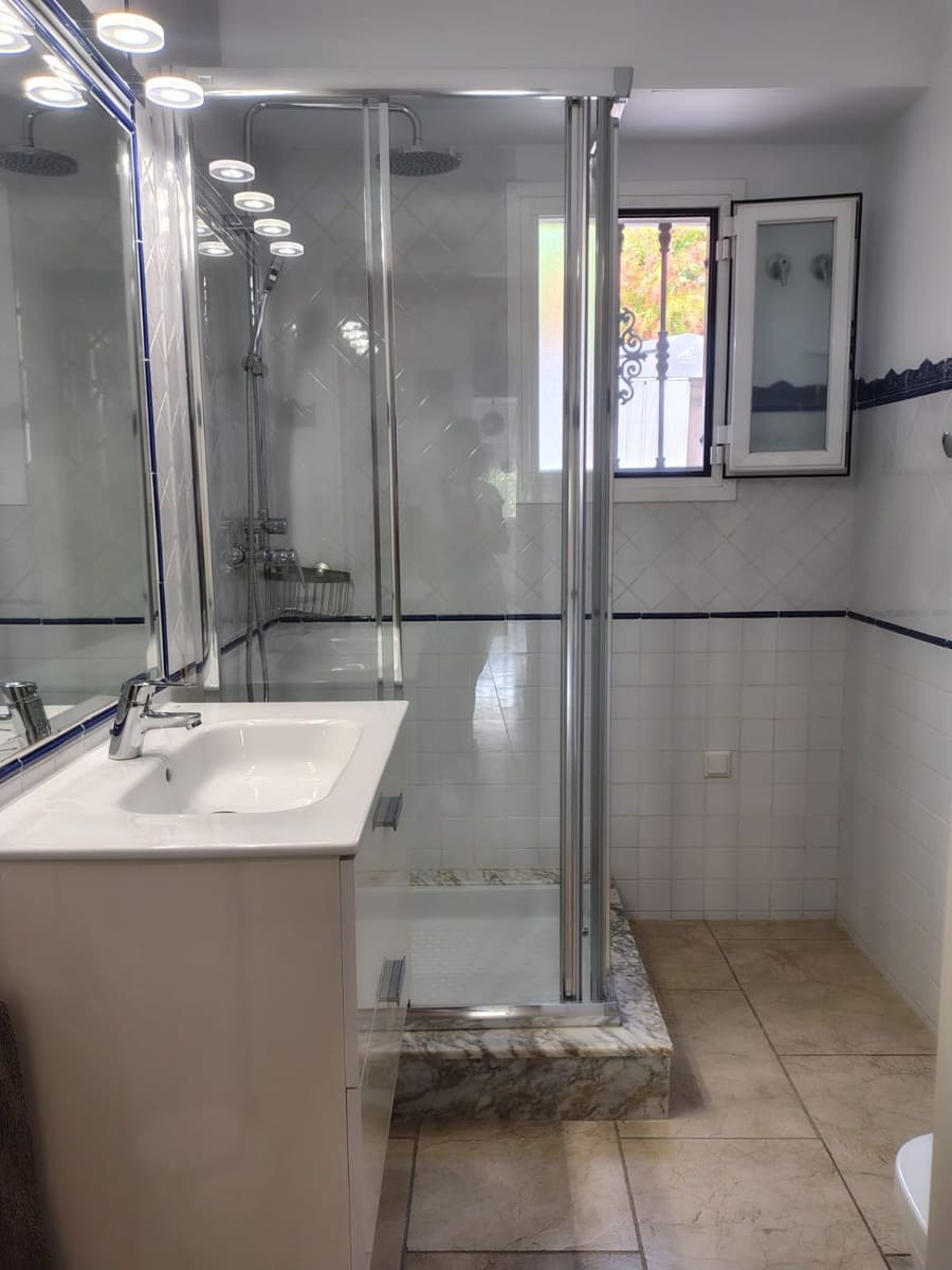 9 bedroom Villa for sale in Alfaz del Pi / L'Alfas del Pi - € 1,075,000 (Ref: 9181323)