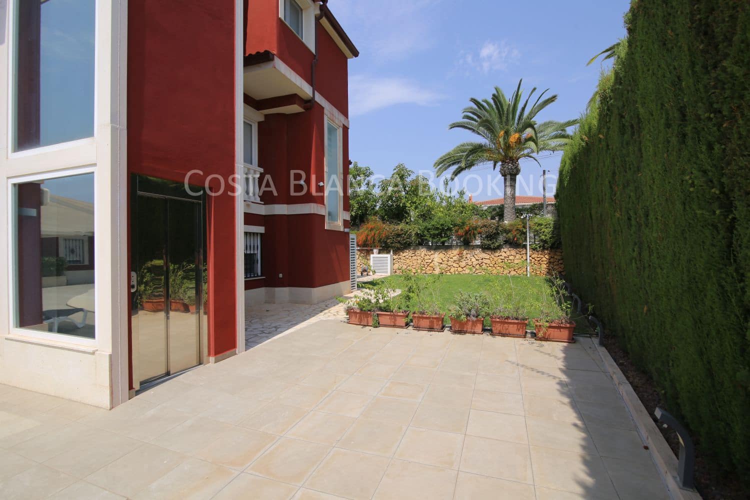 9 bedroom Villa for sale in Alfaz del Pi / L'Alfas del Pi - € 1,075,000 (Ref: 9181323)