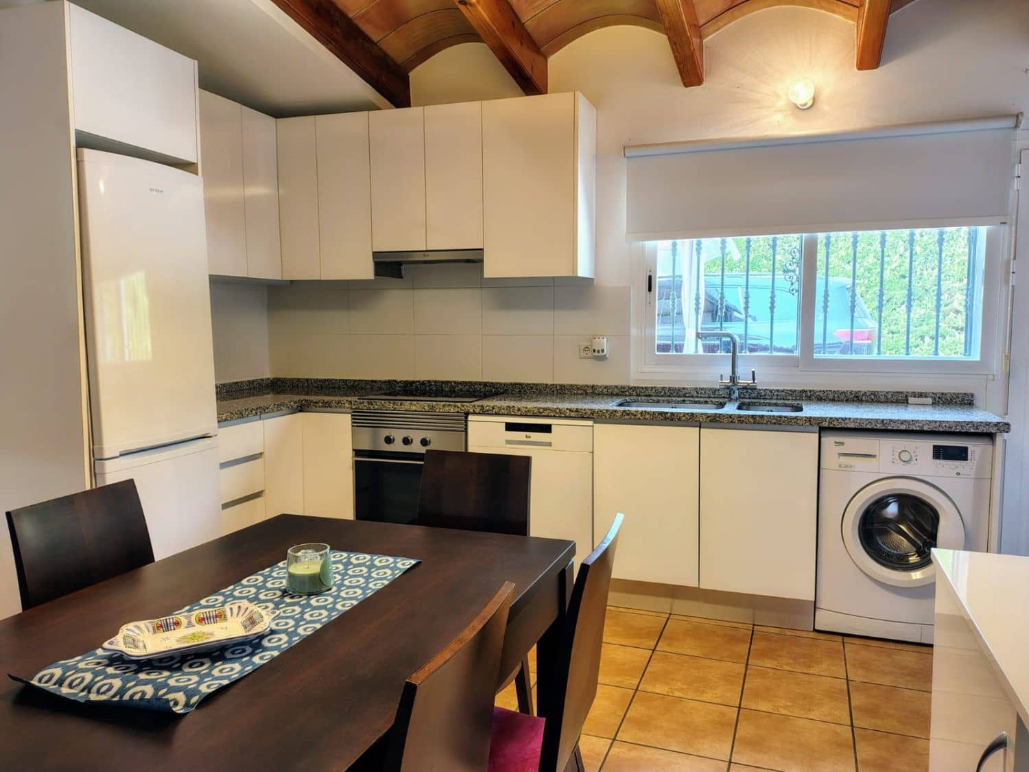 9 bedroom Villa for sale in Alfaz del Pi / L'Alfas del Pi - € 1,075,000 (Ref: 9181323)