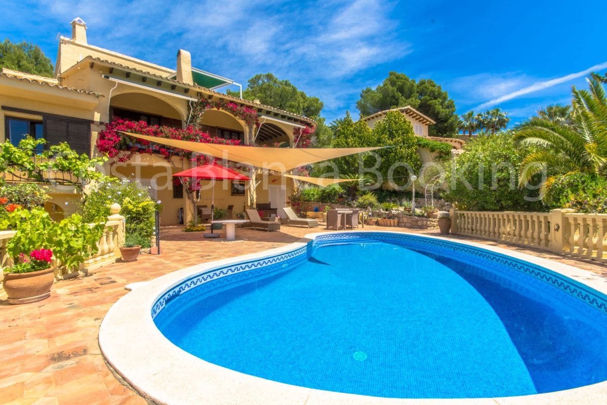 5 bedroom Villa for sale in Altea la Vella with garage - € 1,590,000 (Ref: 9376846)
