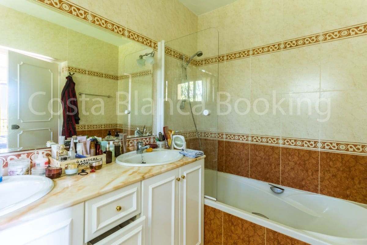 5 bedroom Villa for sale in Altea la Vella with garage - € 1,590,000 (Ref: 9376846)