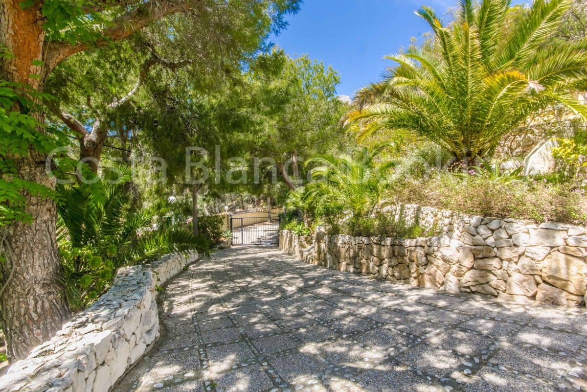 5 bedroom Villa for sale in Altea la Vella with garage - € 1,590,000 (Ref: 9376846)