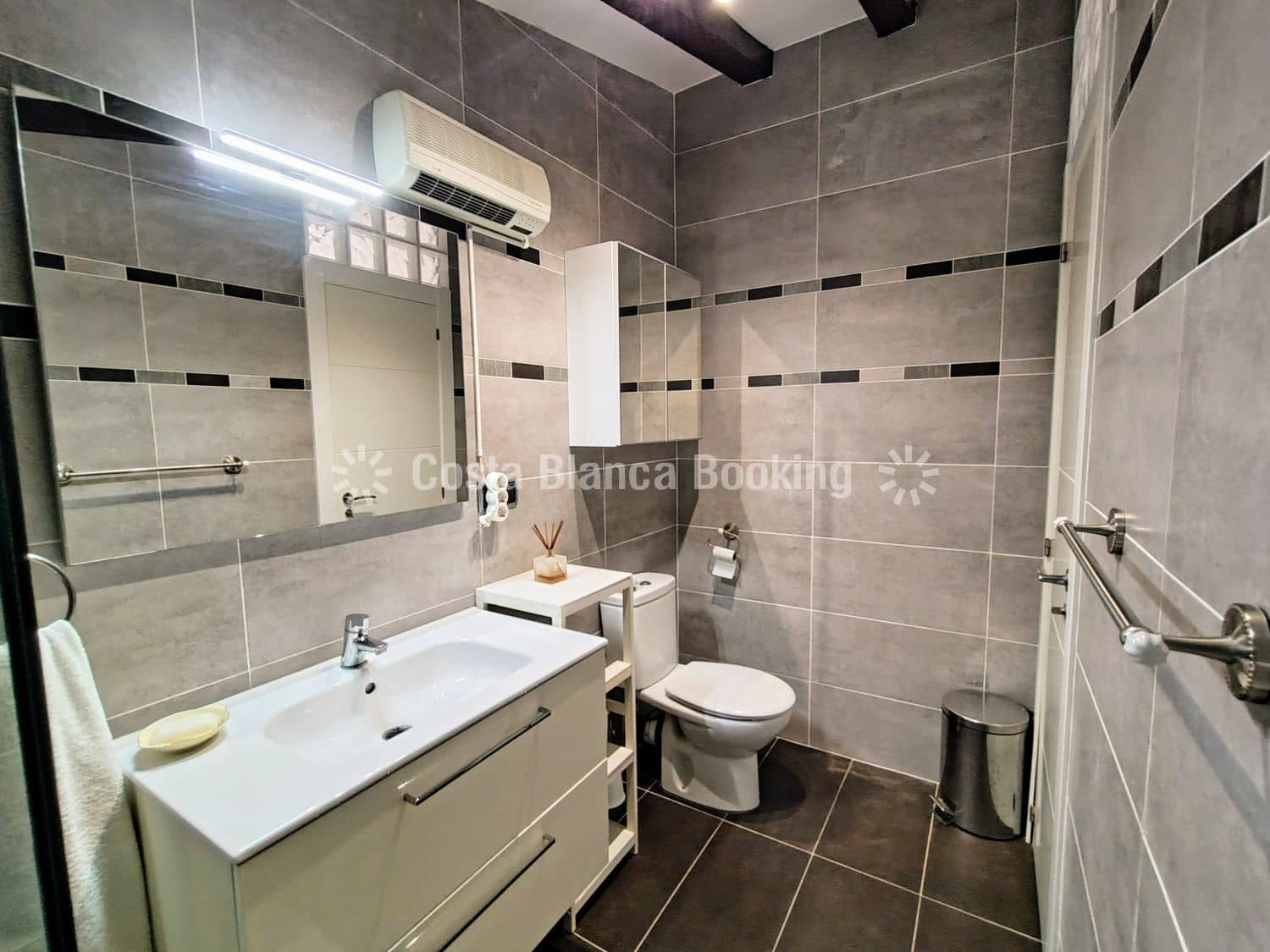 4 bedroom Villa for sale in Alfaz del Pi / L'Alfas del Pi - € 585,000 (Ref: 9432971)