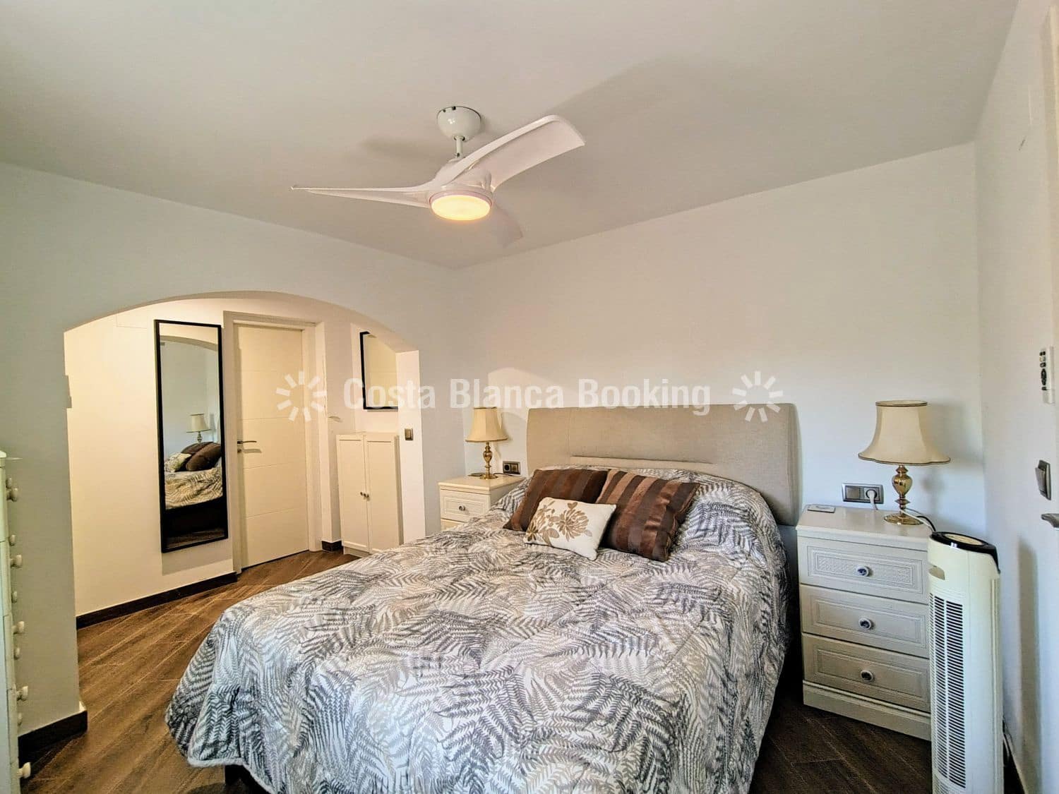 4 bedroom Villa for sale in Alfaz del Pi / L'Alfas del Pi - € 585,000 (Ref: 9432971)