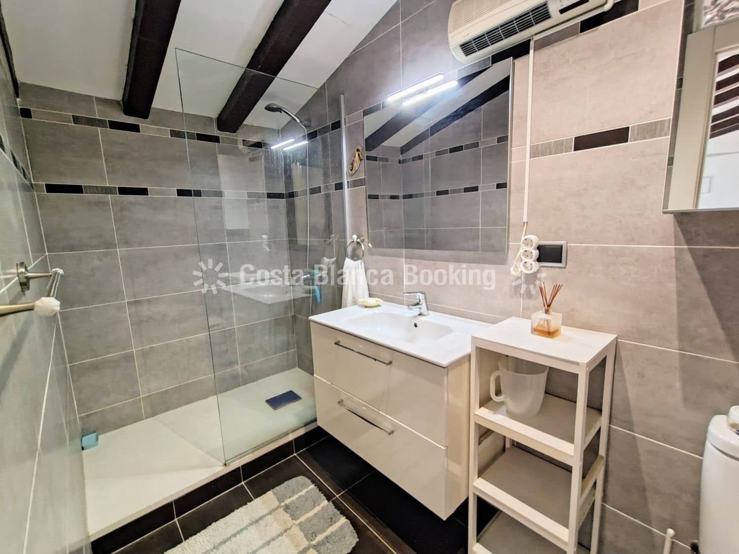 4 bedroom Villa for sale in Alfaz del Pi / L'Alfas del Pi - € 585,000 (Ref: 9432971)