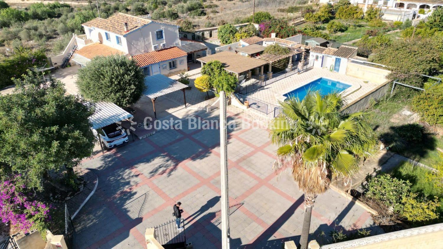 4 bedroom Villa for sale in Alfaz del Pi / L'Alfas del Pi - € 585,000 (Ref: 9432971)