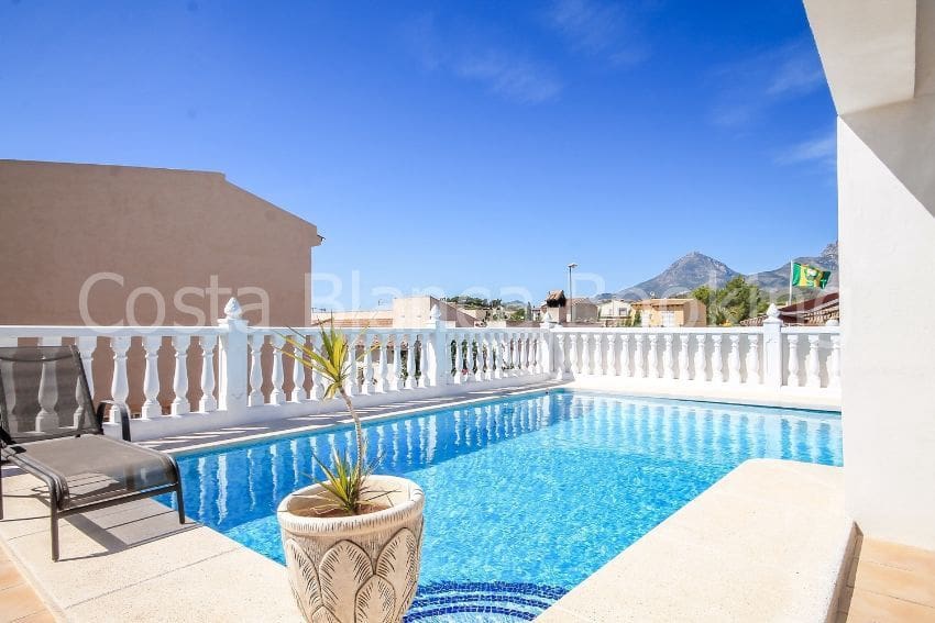 Chalet de 5 habitaciones en La Nucia en venta - 600.000 € (Ref: 9582817)