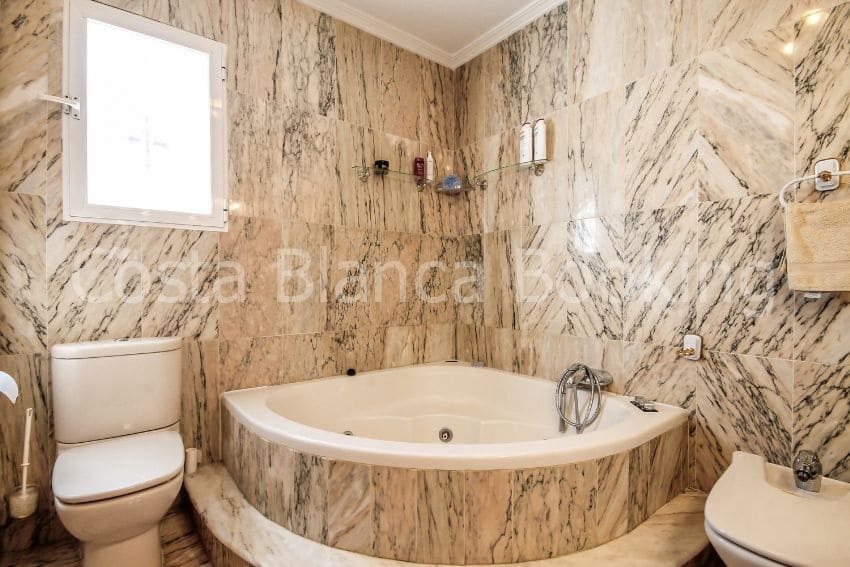 Chalet de 5 habitaciones en La Nucia en venta - 600.000 € (Ref: 9582817)