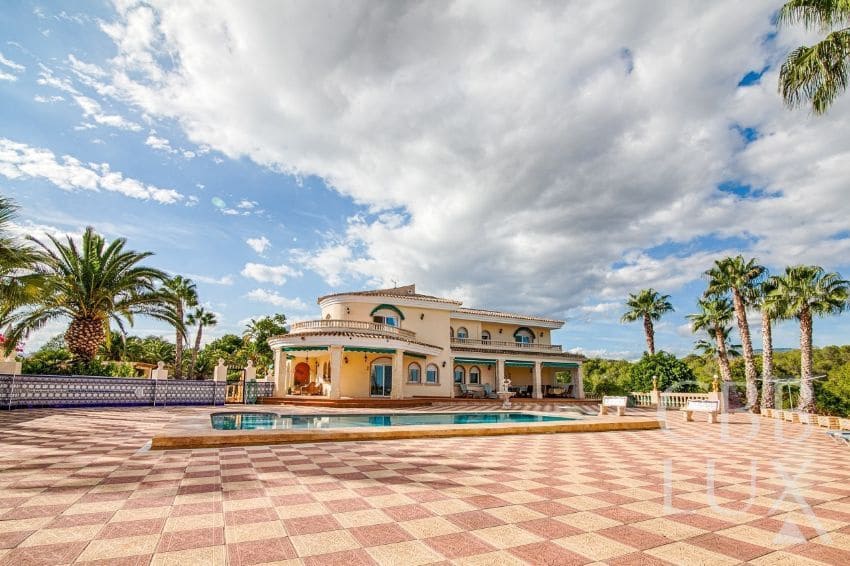 8 bedroom Villa for sale in Alfaz del Pi / L'Alfas del Pi - € 1,880,000 (Ref: 9582820)