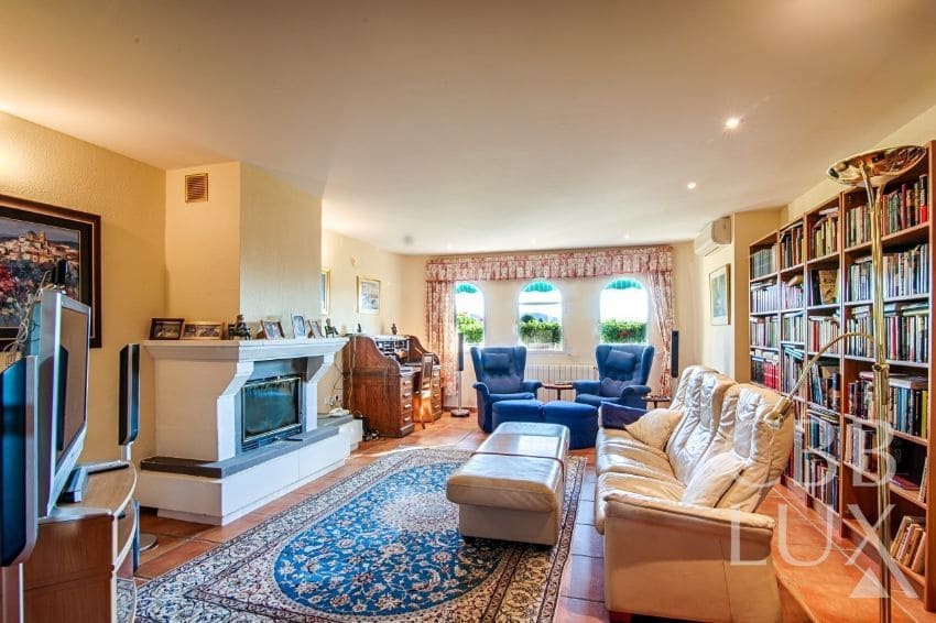 8 bedroom Villa for sale in Alfaz del Pi / L'Alfas del Pi - € 1,880,000 (Ref: 9582820)