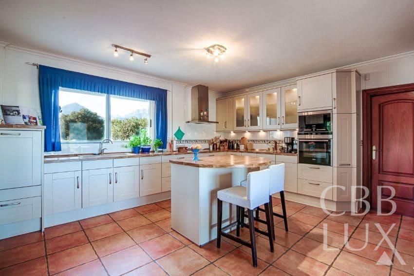 8 bedroom Villa for sale in Alfaz del Pi / L'Alfas del Pi - € 1,880,000 (Ref: 9582820)