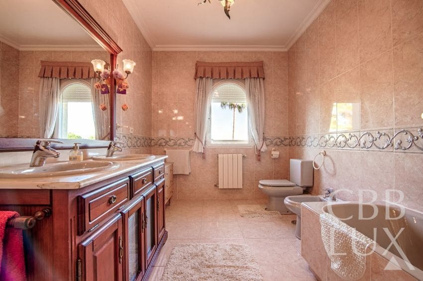 8 bedroom Villa for sale in Alfaz del Pi / L'Alfas del Pi - € 1,880,000 (Ref: 9582820)