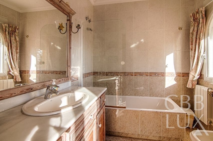 8 bedroom Villa for sale in Alfaz del Pi / L'Alfas del Pi - € 1,880,000 (Ref: 9582820)