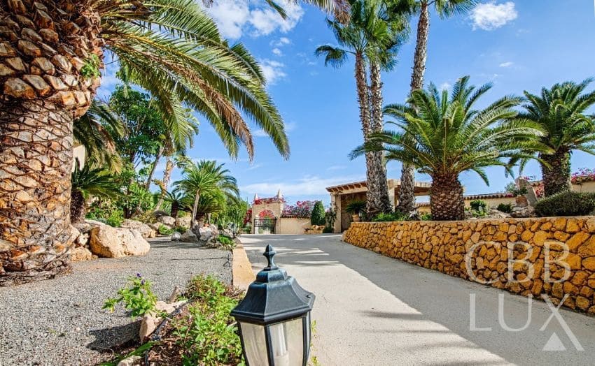 8 bedroom Villa for sale in Alfaz del Pi / L'Alfas del Pi - € 1,880,000 (Ref: 9582820)