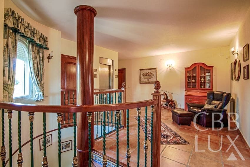 8 bedroom Villa for sale in Alfaz del Pi / L'Alfas del Pi - € 1,880,000 (Ref: 9582820)