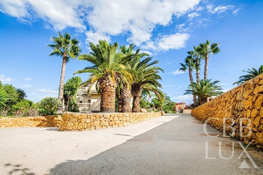 8 bedroom Villa for sale in Alfaz del Pi / L'Alfas del Pi - € 1,880,000 (Ref: 9582820)