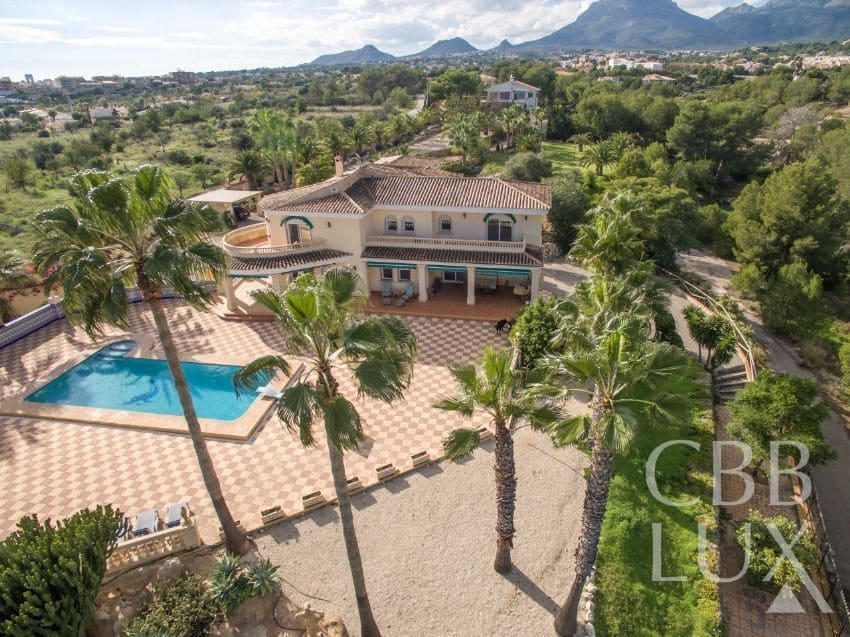8 bedroom Villa for sale in Alfaz del Pi / L'Alfas del Pi - € 1,880,000 (Ref: 9582820)