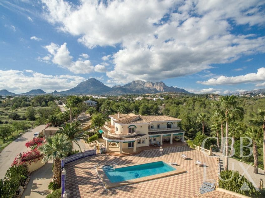 8 bedroom Villa for sale in Alfaz del Pi / L'Alfas del Pi - € 1,880,000 (Ref: 9582820)