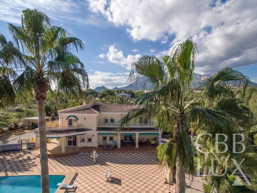 8 bedroom Villa for sale in Alfaz del Pi / L'Alfas del Pi - € 1,880,000 (Ref: 9582820)