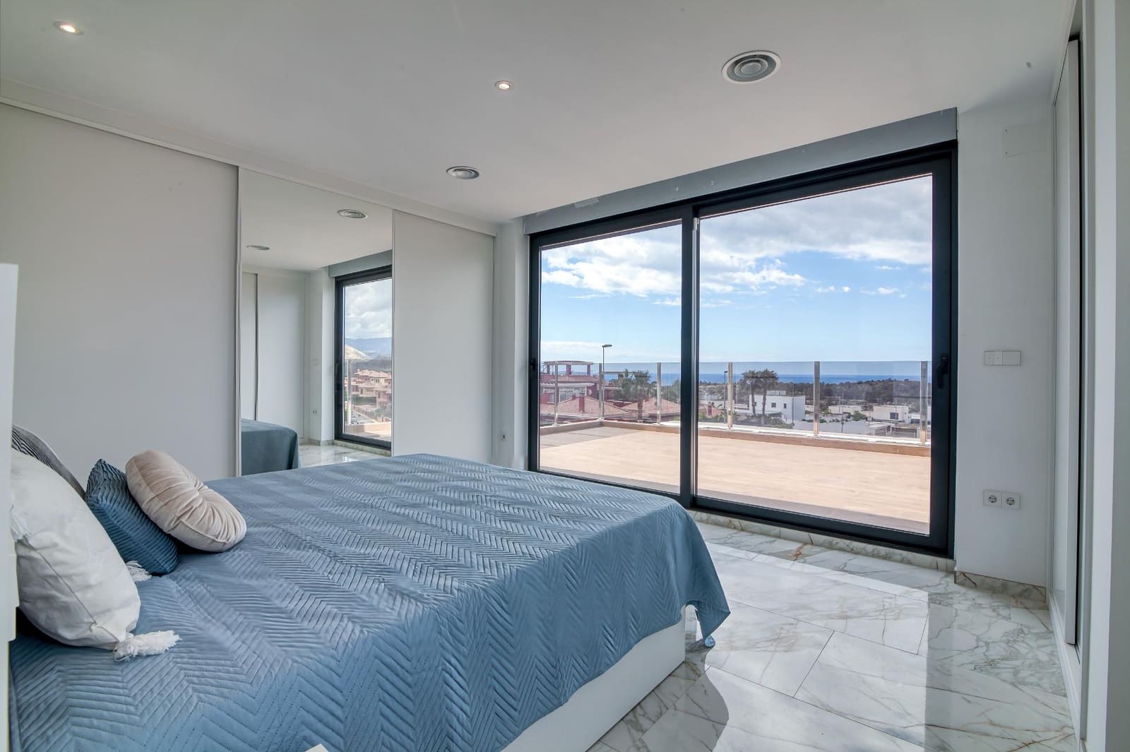 4 bedroom Villa for sale in Finestrat with pool - € 920,000 (Ref: 9599476)