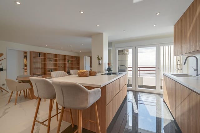 2 bedroom Apartment for sale in La Villajoyosa / Vila Joiosa with garage - € 630,000 (Ref: 9670569)